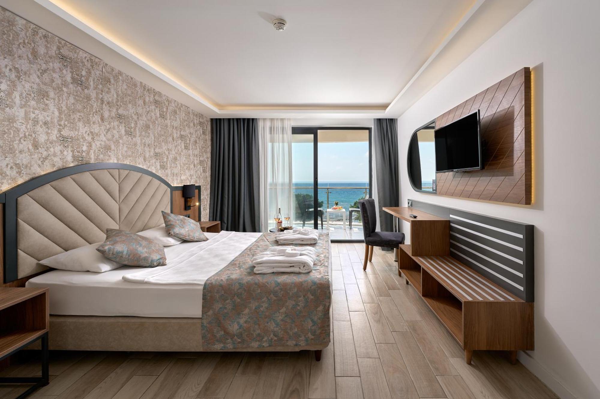 Doppelzimmer mit Balkon und Meerblick